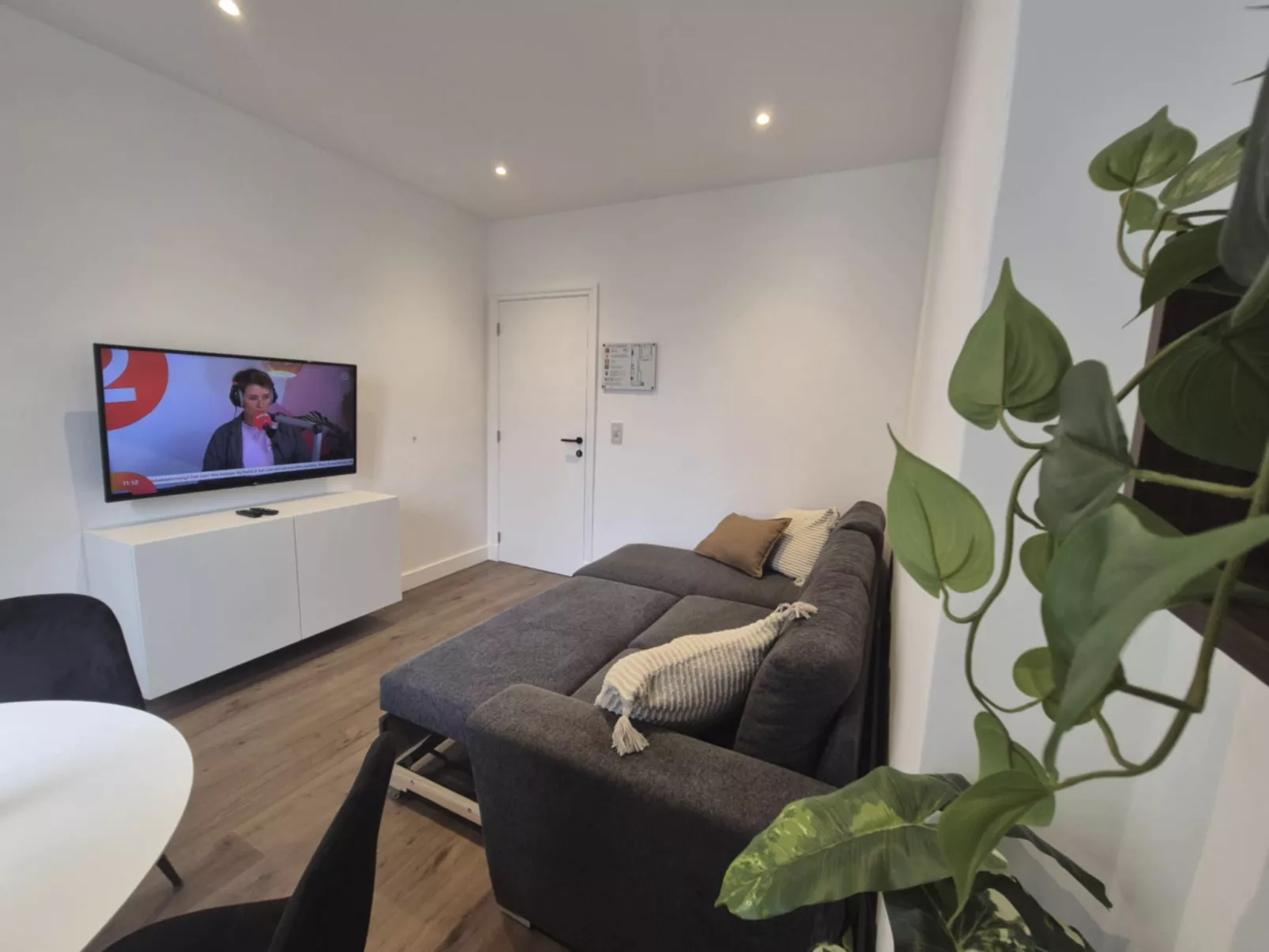 Centrally located "Les Anemones"-Binnen