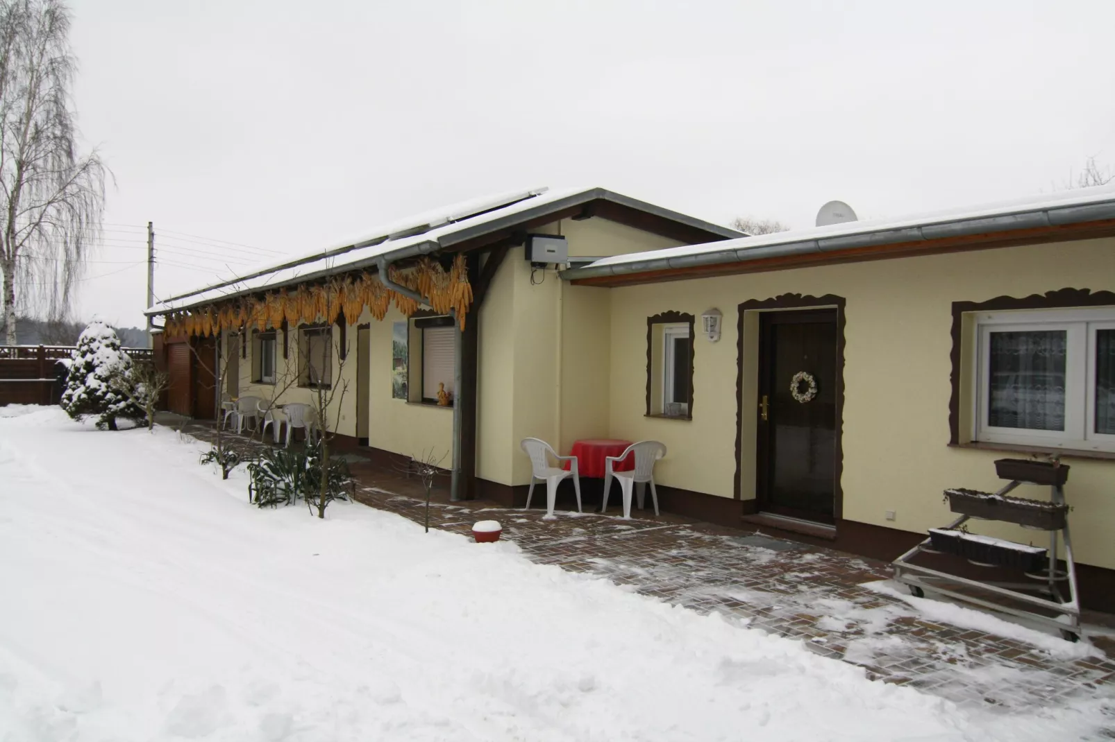 Reihenbungalow an einem Spreearm-Exterieur winter