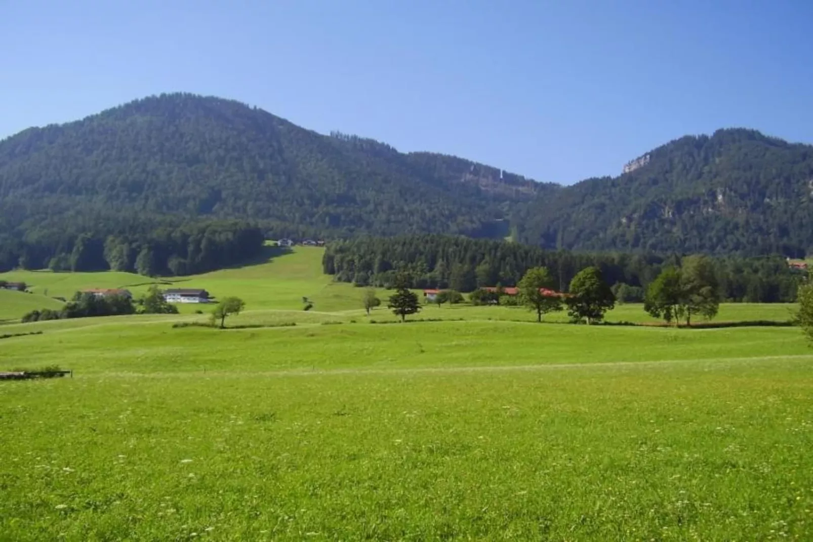 Haus in den Alpen-Gebieden zomer 20km