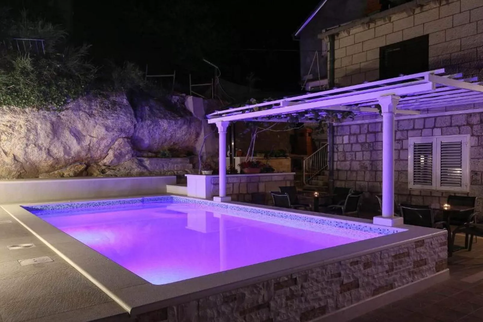 Guest House Kusalo- One Bedroom Apartment with Terrace (Apartman 4)-Zwembad