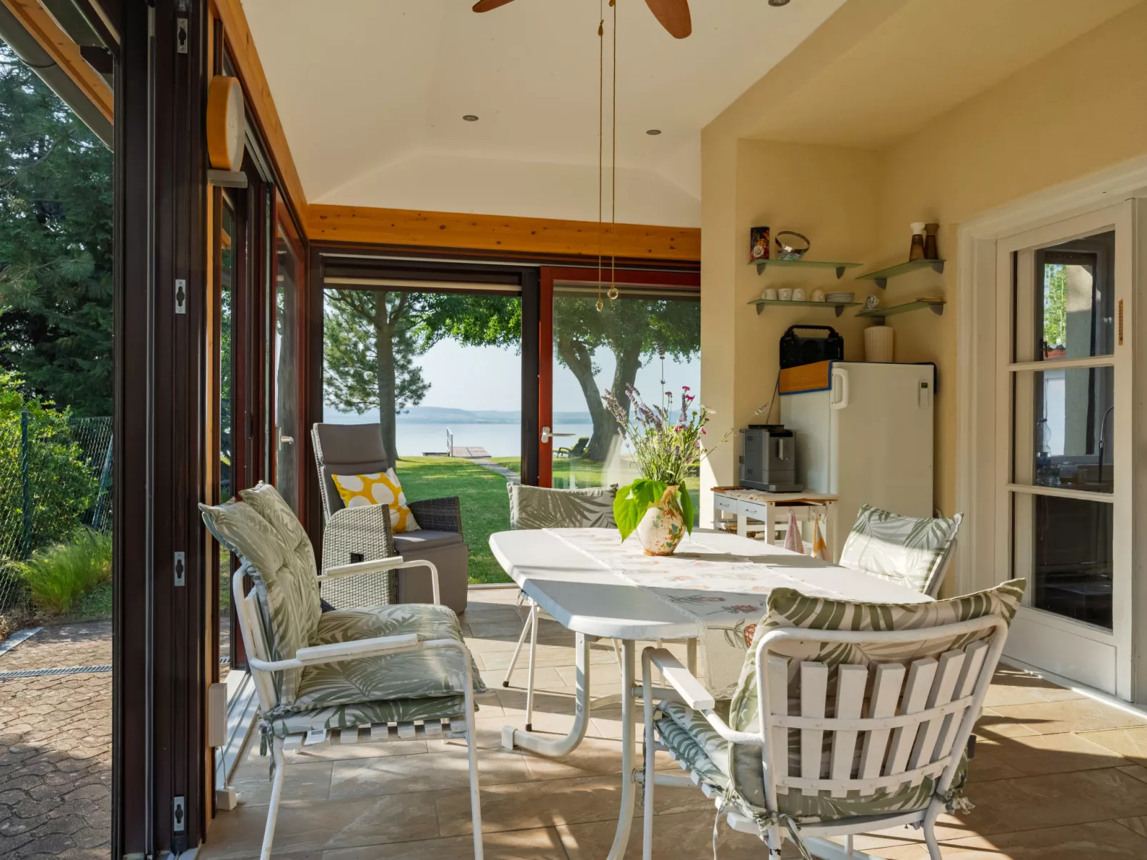 Lake House Sundown-Binnen