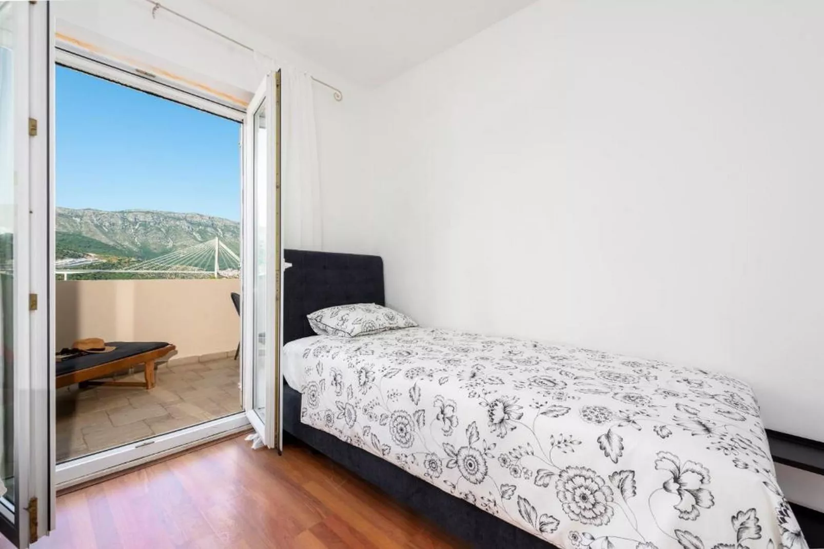 Apartments Meri & Karla - Two Bedroom Apartment with Balcony and Bridge View (Meri)