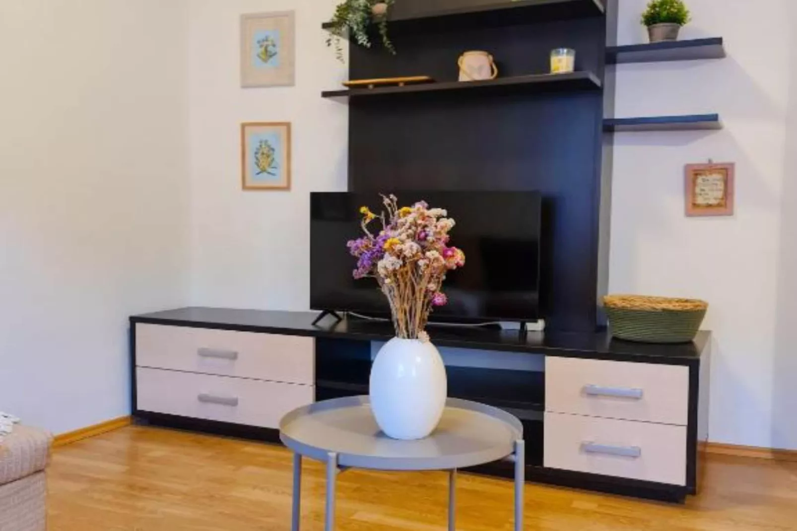 Shadow of Nehaj - Two Bedroom Apartment with Mountin View-Woonkamer