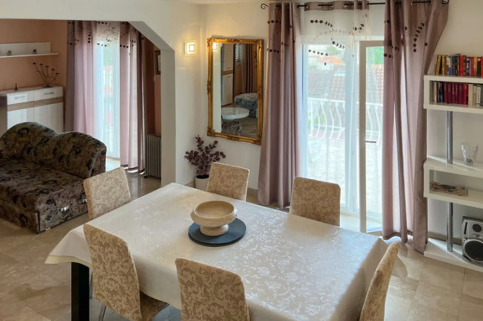 Holiday Home Aurora - Three bedroom Holiday Home-Eetkamer