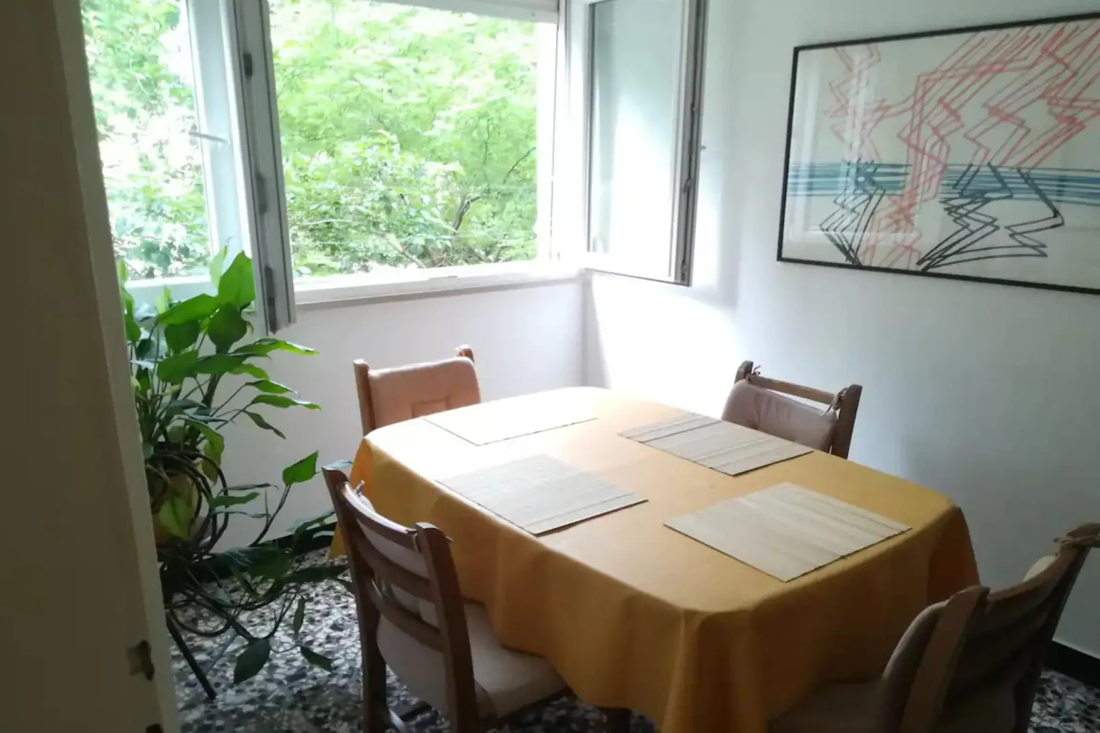 Friendly Well Located Family Apartment - One bedroom apartment-Eetkamer