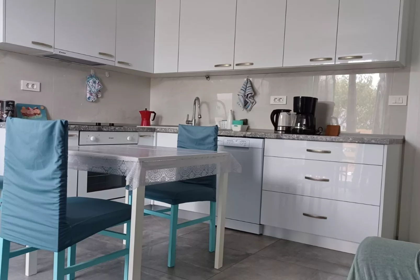 FreeMe Apartment - One Bedroom Apartment with Balcony and Sea View-Eetkamer