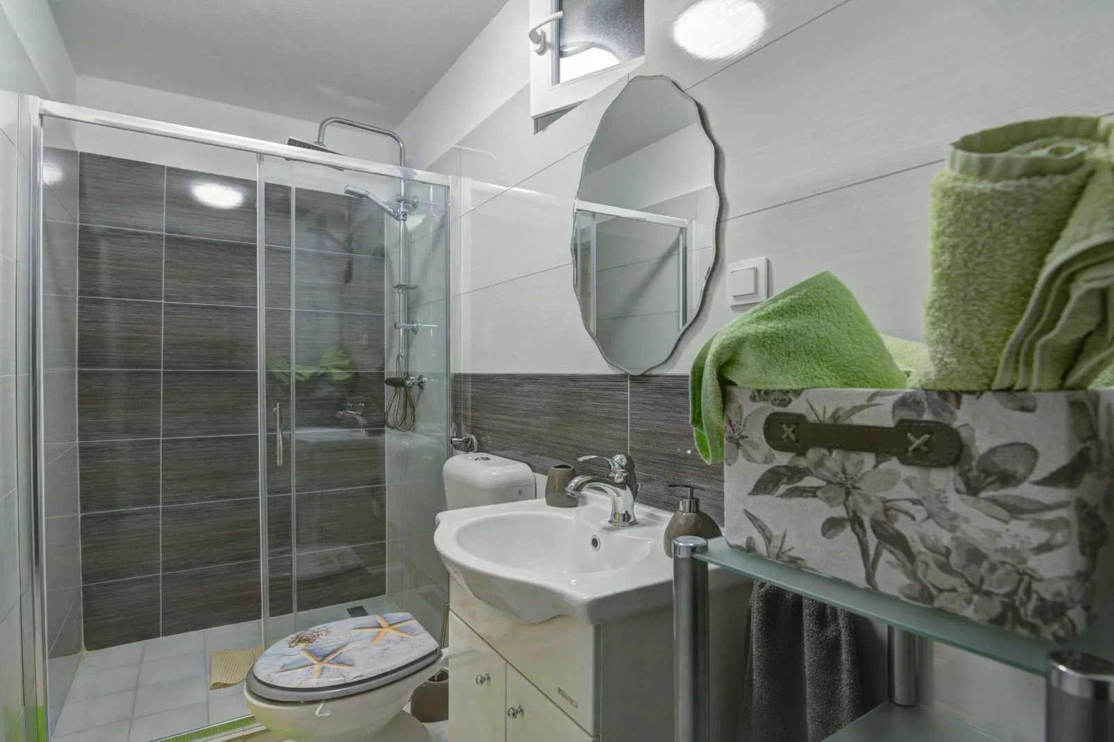 Apartments Luka & Leona - Studio Apartment with Terrace Leona-Badkamer