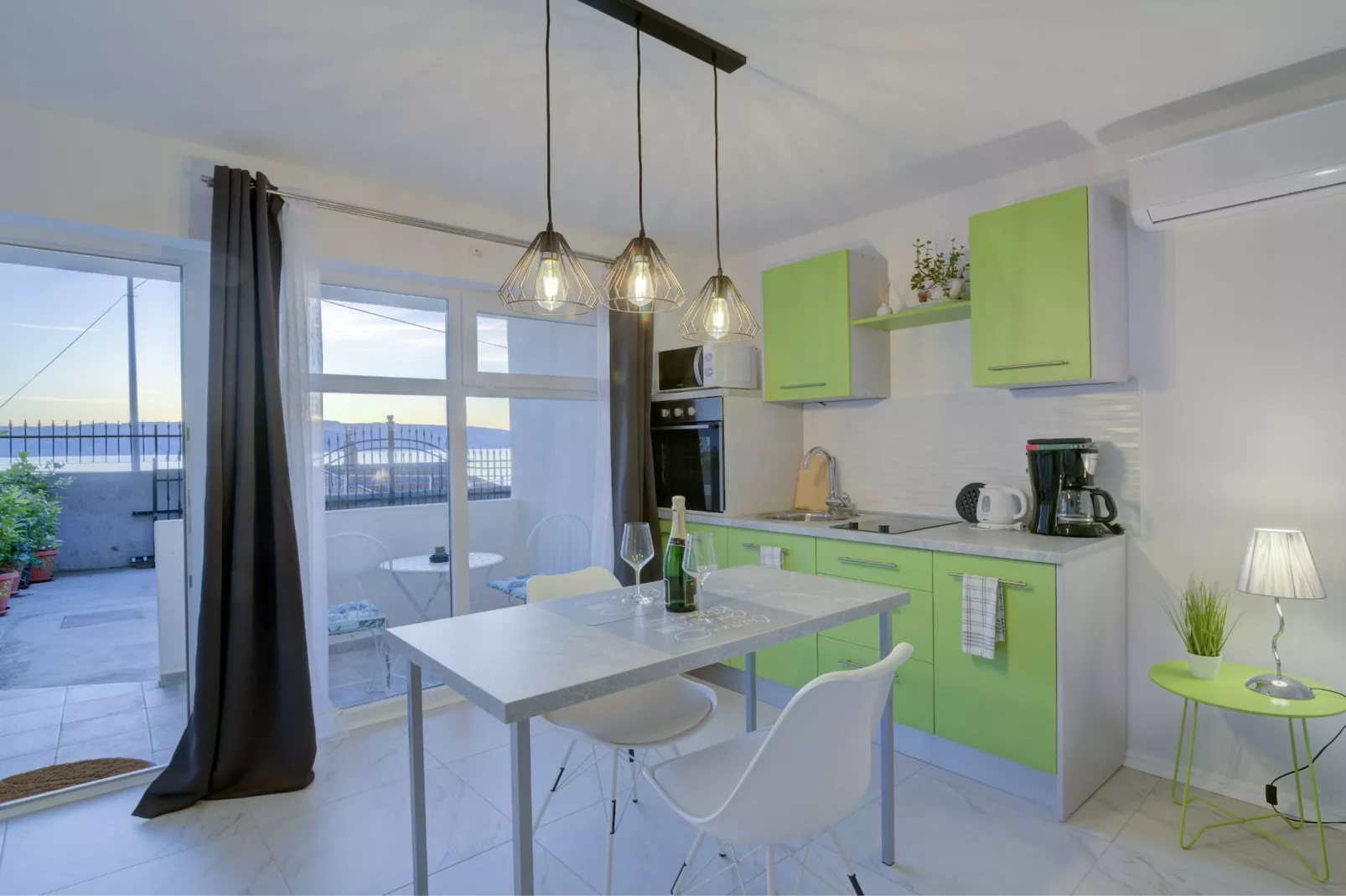 Apartments Luka & Leona - Two Bedroom Apartment with Balcony Luka-Eetkamer
