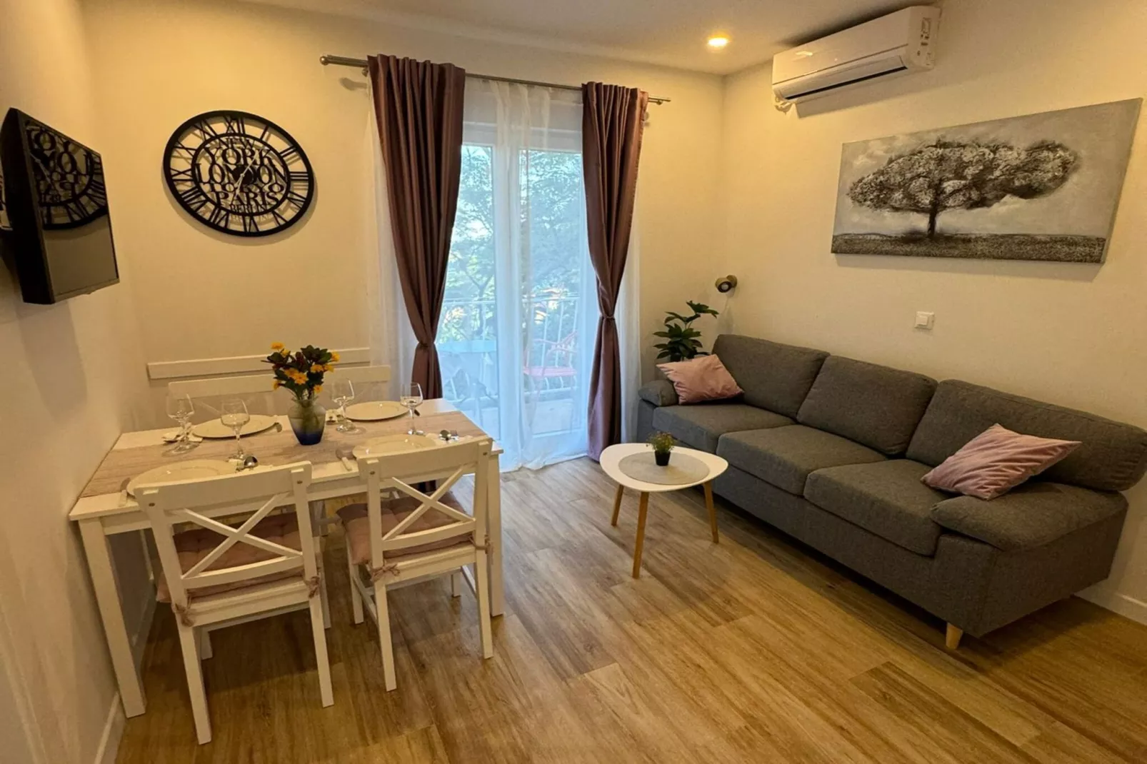 Apartment & Rooms Papa - Two Bedroom Apartment with Balcony and Partial Sea View-Eetkamer