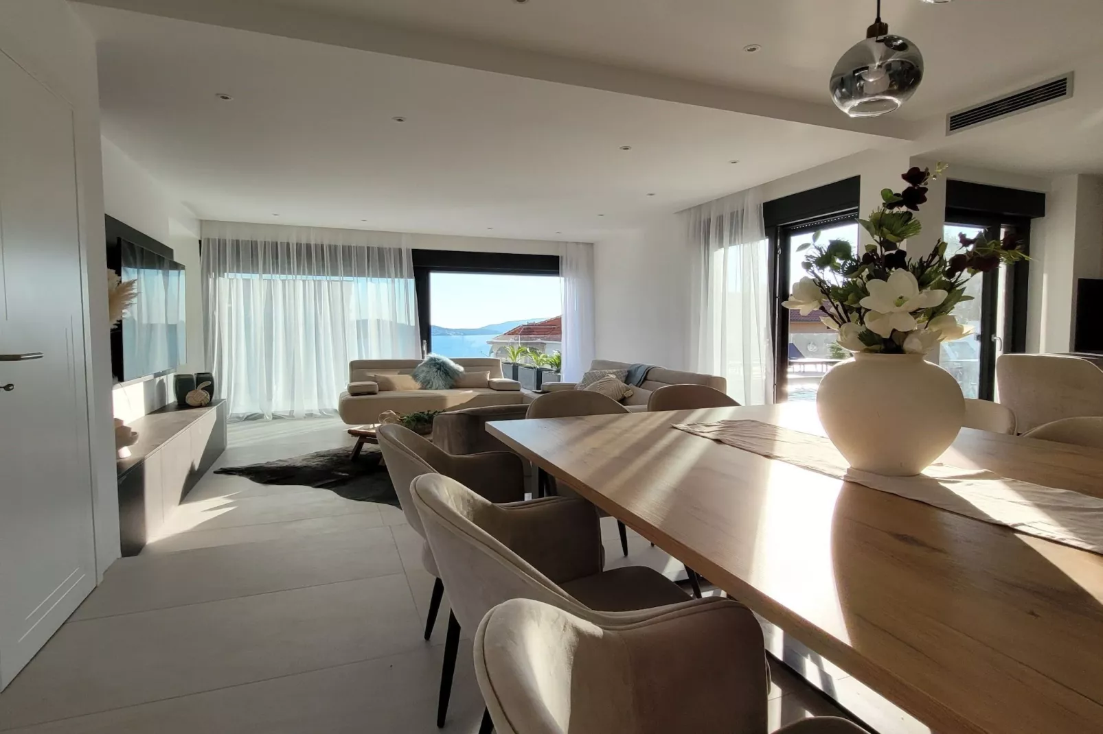 Villa Oasis - Five Bedroom Villa with Private Pool-Woonkamer