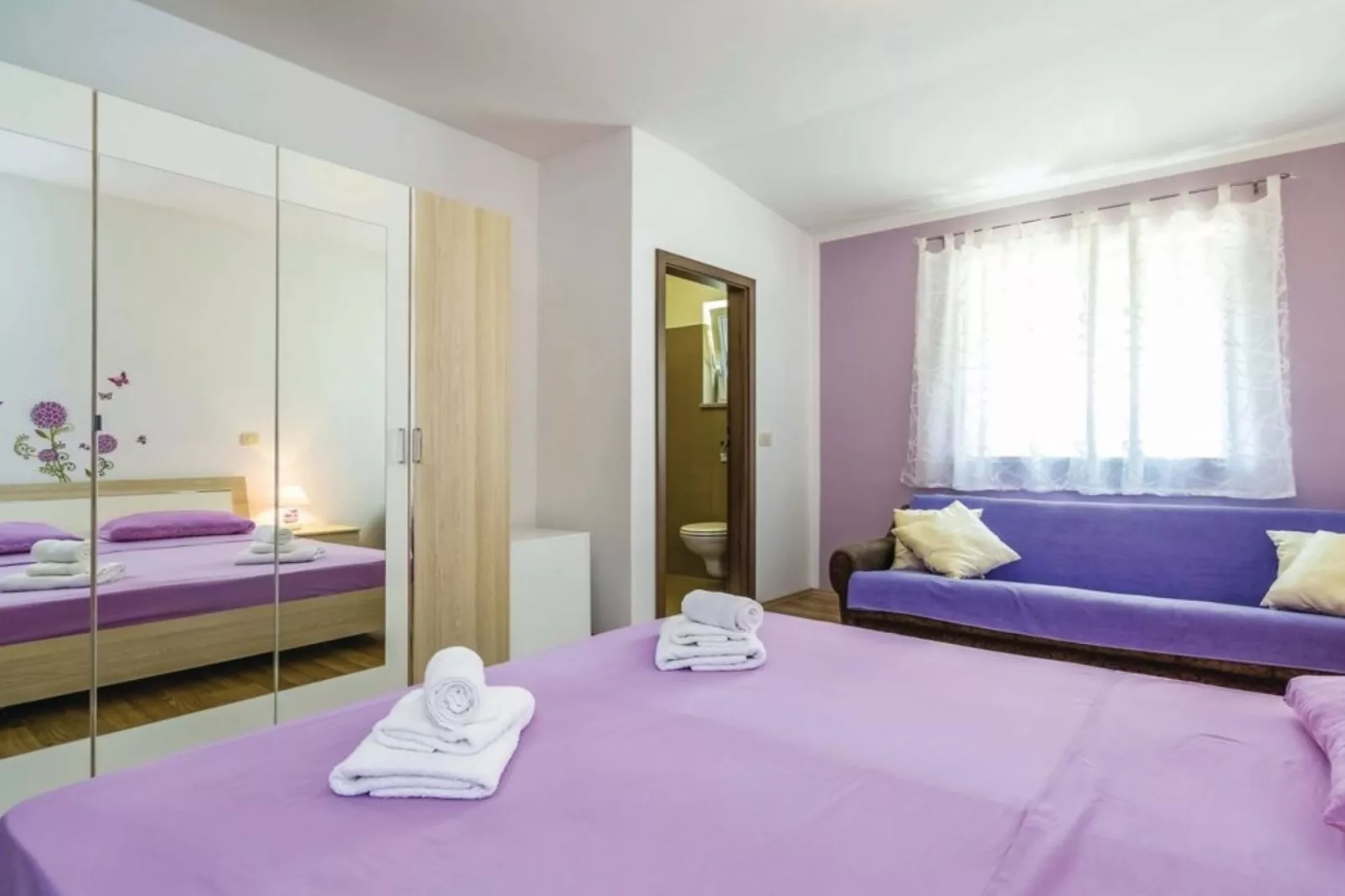 Cozy One Bedroom Apartment with Terrace - One Bedroom Apartment-Slaapkamer