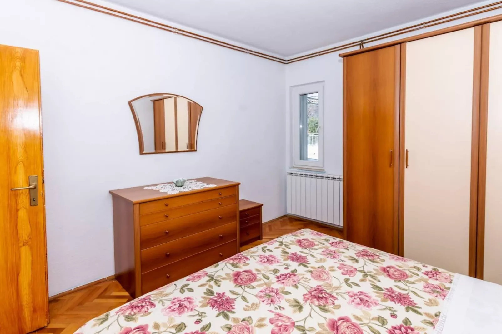 Sunny and Sleek Apartment Kastel Novi with Terrace - Three Bedroom Apartment with Terrace-Slaapkamer