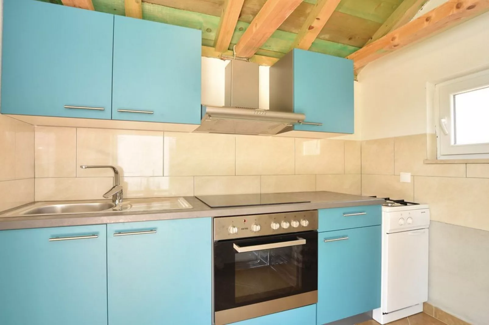 Serene Villa with Pool, BBQ, and Authentic Tavern Surrounded by Nature - Five Bedroom Holiday Home-Keuken