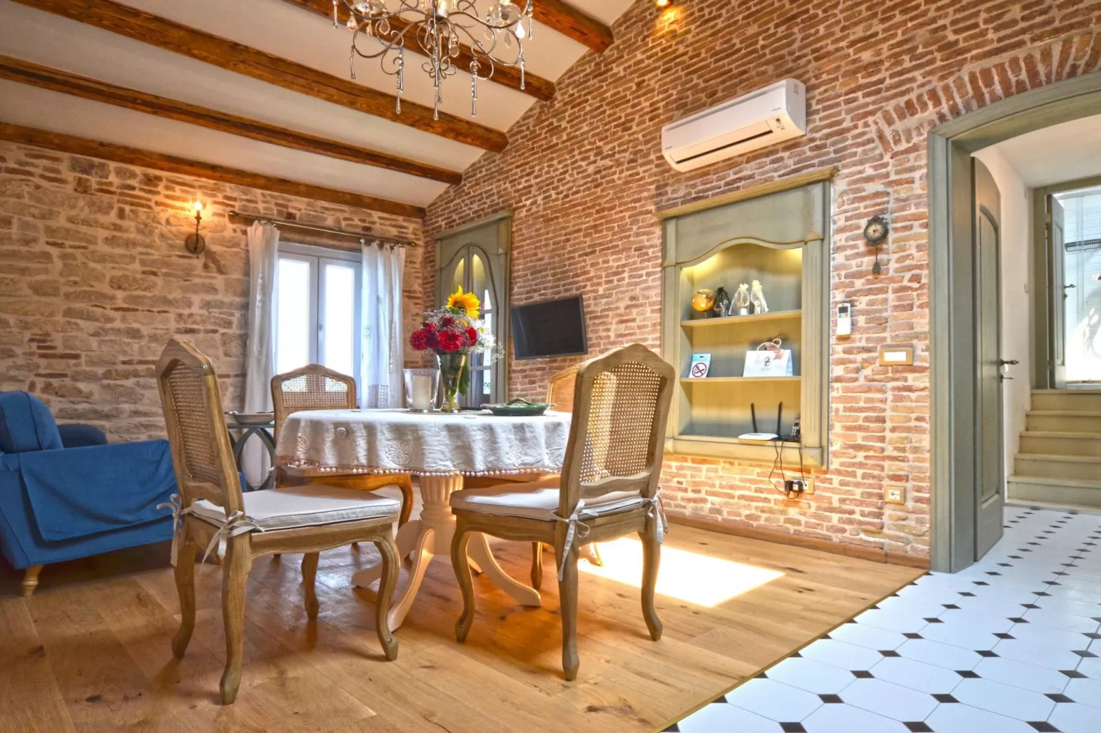 Serene Sea View Rovinj Apartment - Two Bedroom Apartment with Sea View-Eetkamer