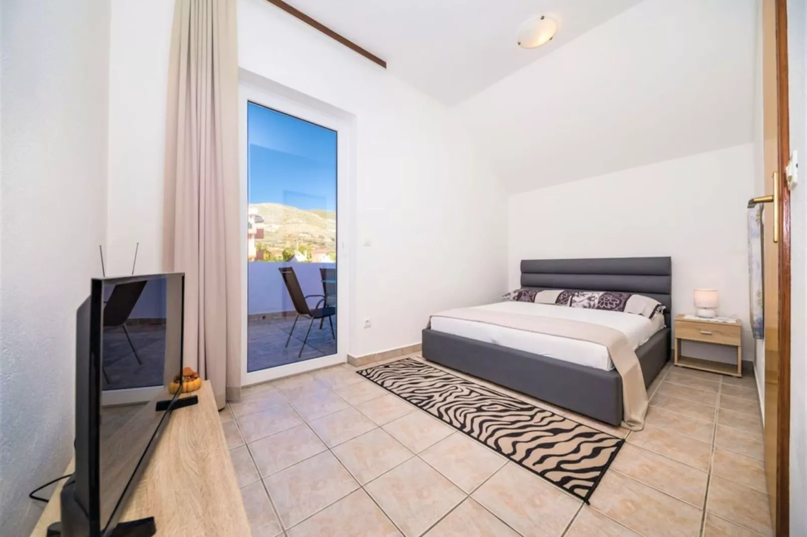 Trogir Comfortable Apartment with Terrace - Two Bedroom Apartment with Terrace-Slaapkamer