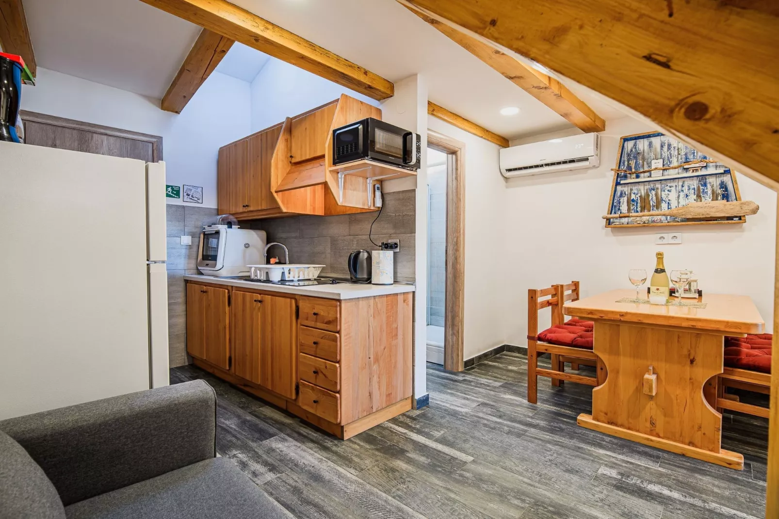 Sleek and Stylish Umag Apartments with Sea View - Two Bedroom Apartment with Terrace (owner 2)-Keuken