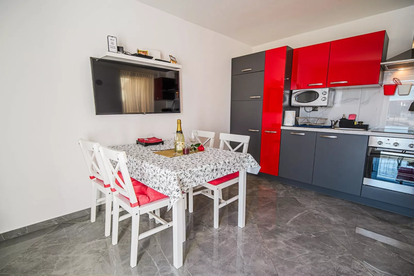 Sleek and Stylish Umag Apartments with Sea View - Two Bedroom Apartment with Balcony-Keuken