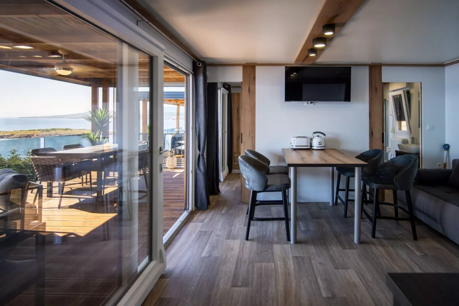 Seaside Deluxe Escape at Klenovica Camping - Two Bedroom Mobile Home with Hot-Tub  (owner 419)-Keuken