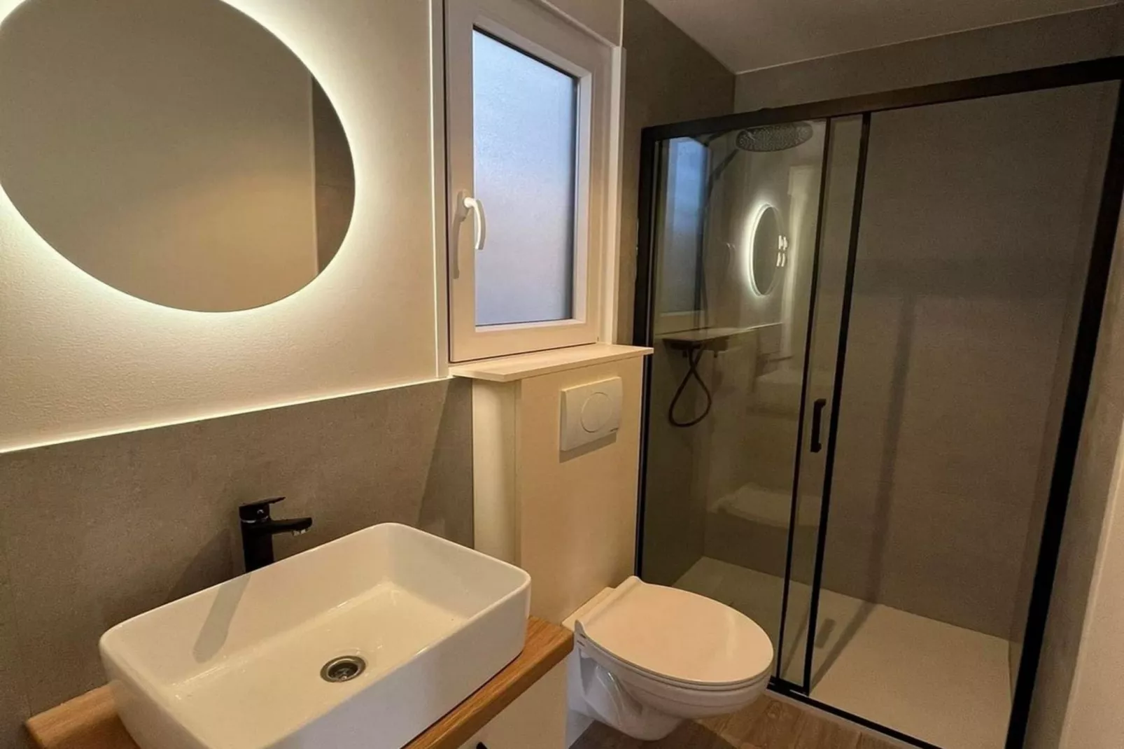 Tranquil Tides Drage Mobile Home with Terrace and Sea View - Two Bedroom Mobile Home with Terrace and Sea View-Badkamer