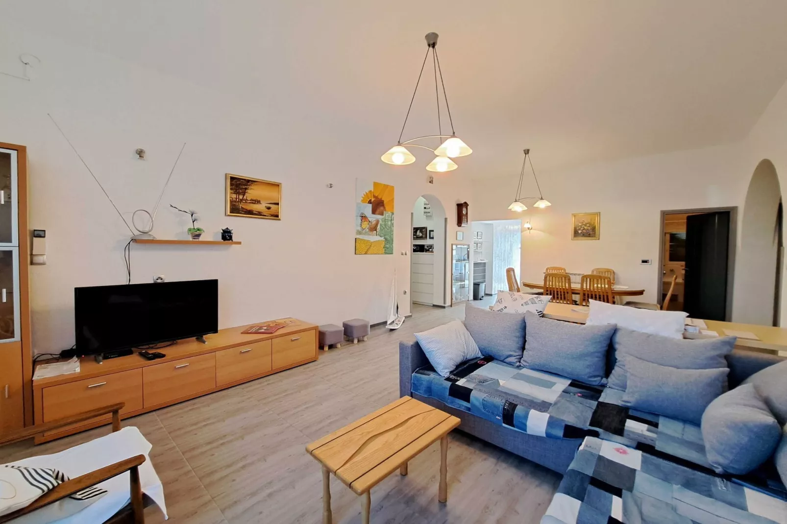 Spacious Urban Retreat Apartment with Terrace - Two Bedroom Apartment with Terrace-Woonkamer