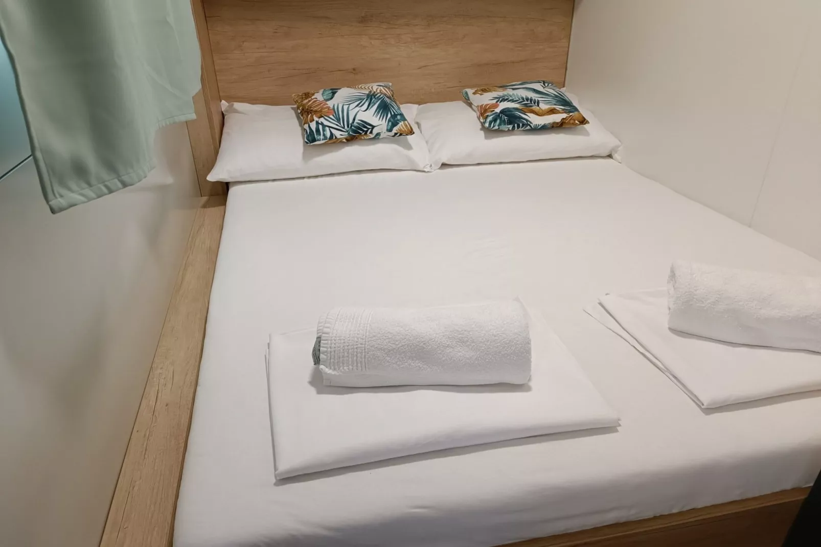 Comfort Two Bedroom Mobile Homes Pirovac - Standard Two Bedroom Mobile Home with Sea View and Terrace-Slaapkamer
