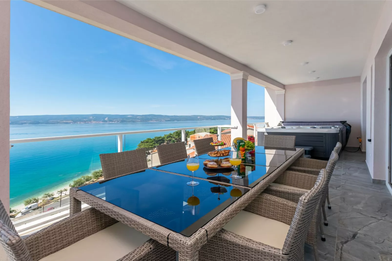 Apartments Hope (Dugi Rat) - Three-Bedroom Apartment with Jacuzzi  (Stanko)-Eetkamer