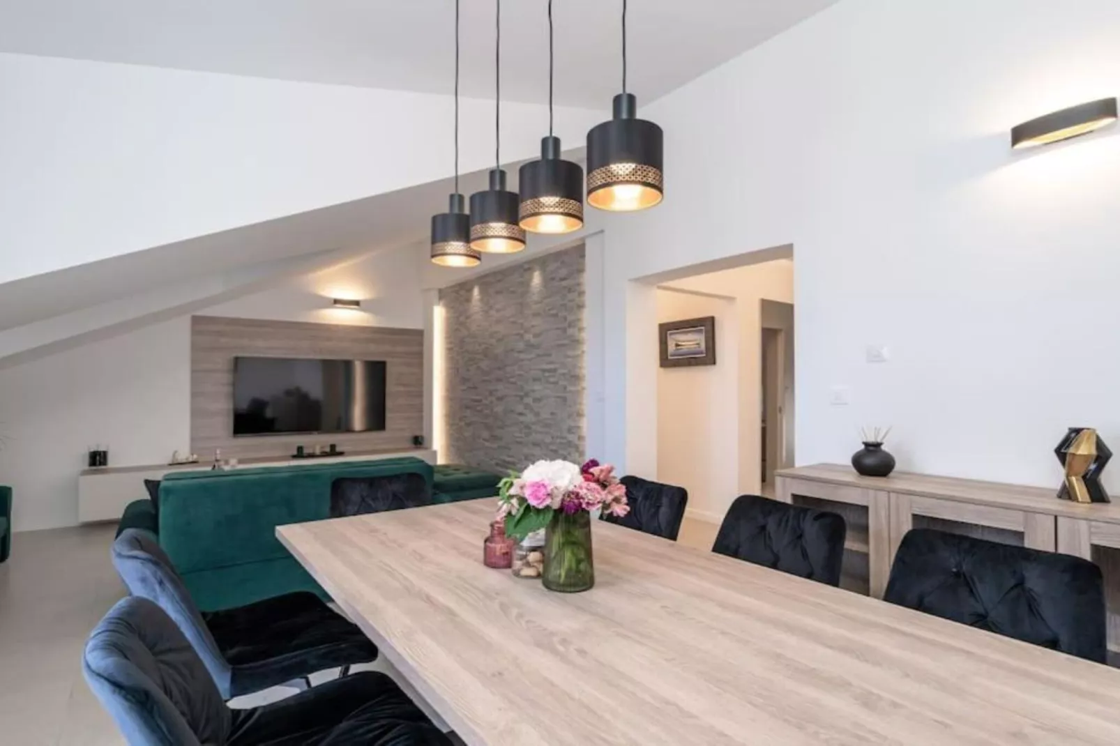Friends & Family Home - Four Bedrooms Apartment-Eetkamer