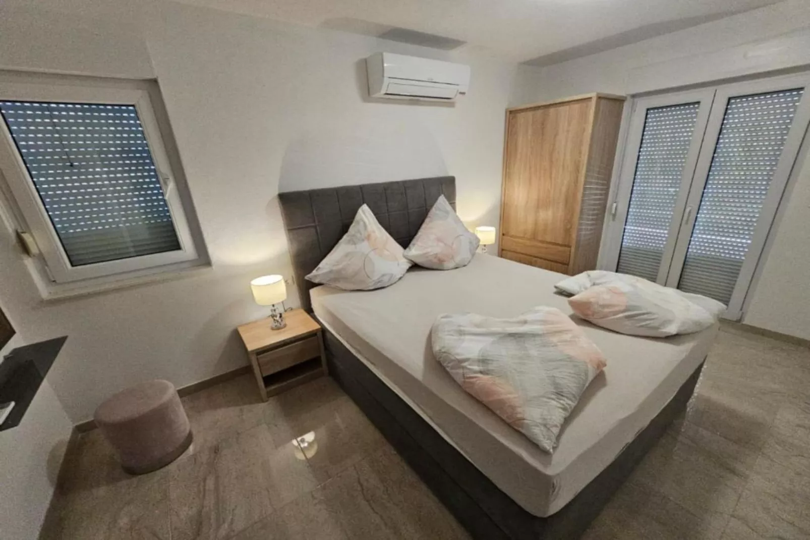 Spacious Villa With Outdoor Swimming Pool in Trogir - Three Bedroom Apartment-Slaapkamer