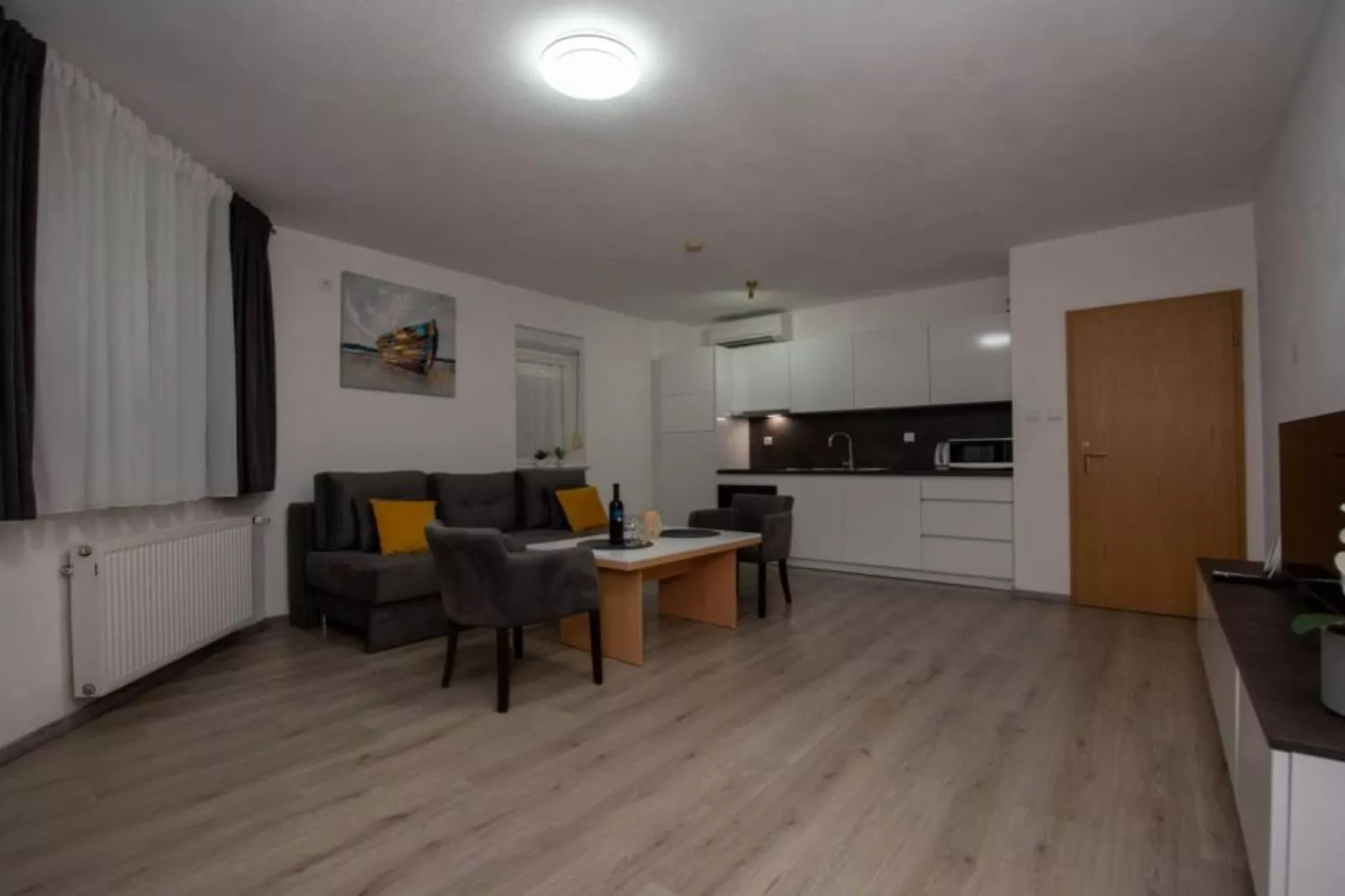 Villa Tomi - Standard One Bedroom Apartment (8)-Woonkamer