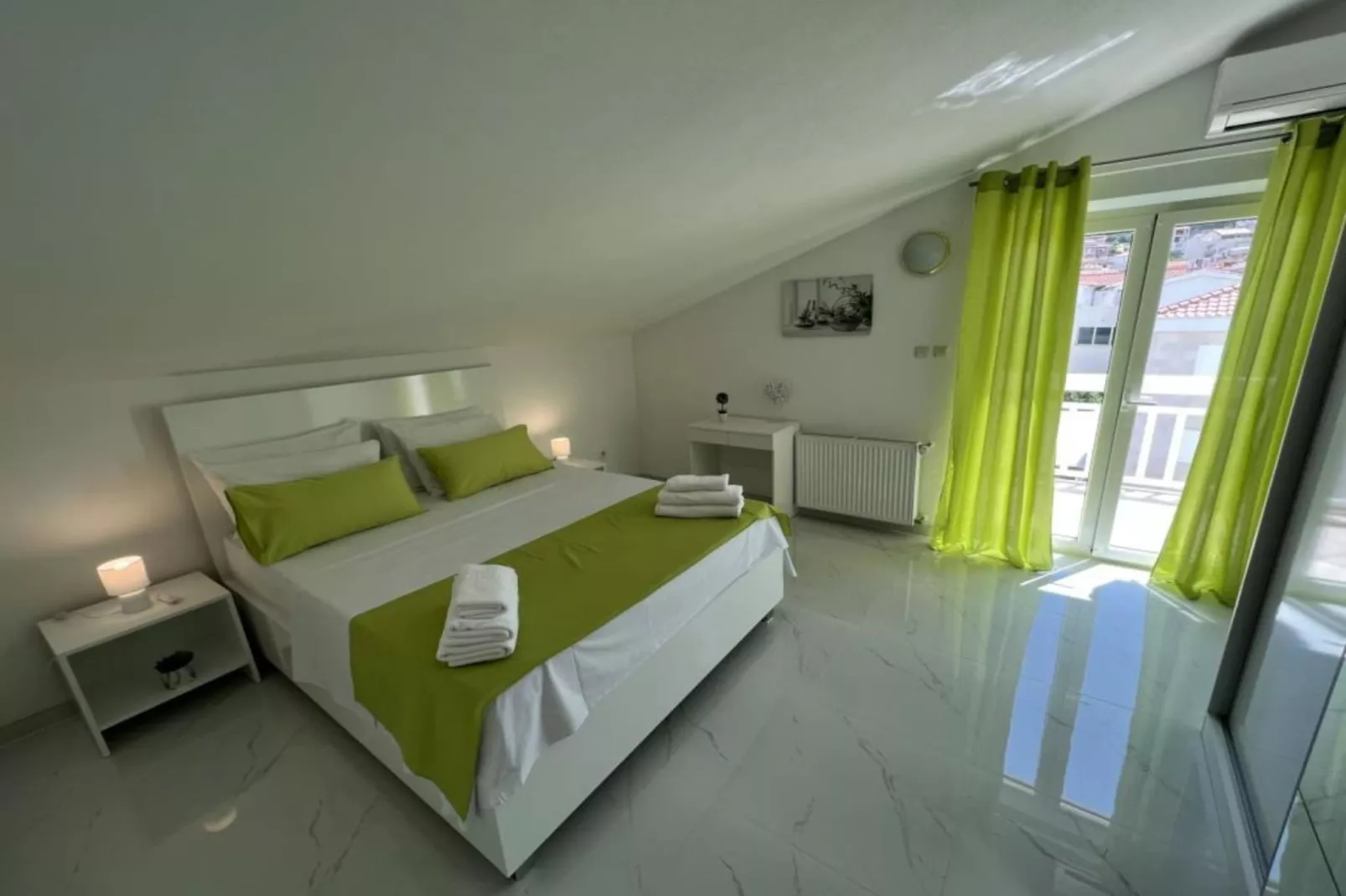 Villa Tomi - Double Room With Sea View (3)-Slaapkamer