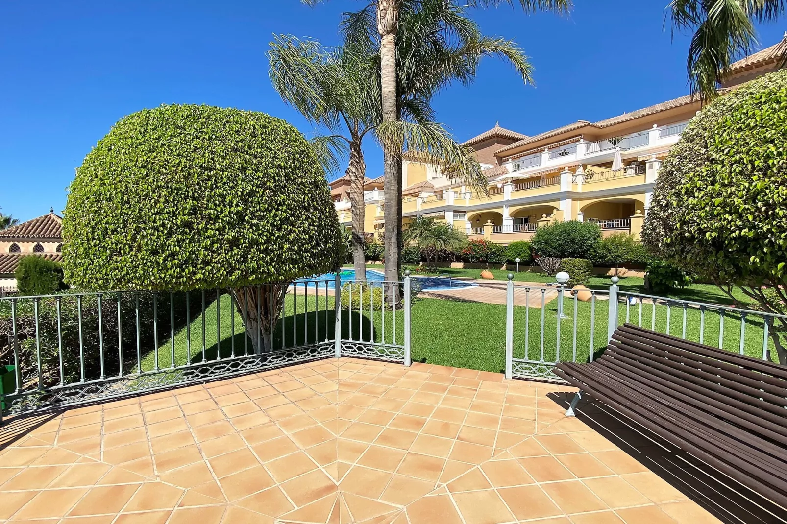 Senorio de Capistrano by Casasol-Buitenkant zomer