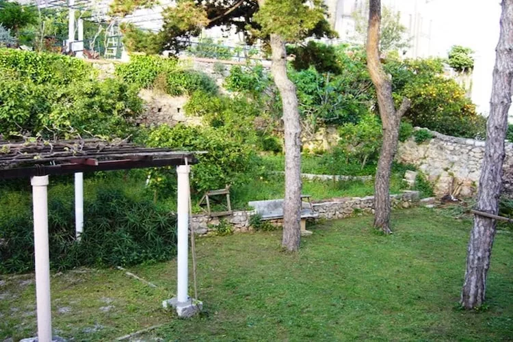 Villa Iveta - Triple Room with Private External Bathroom (Marija)-Tuinen zomer