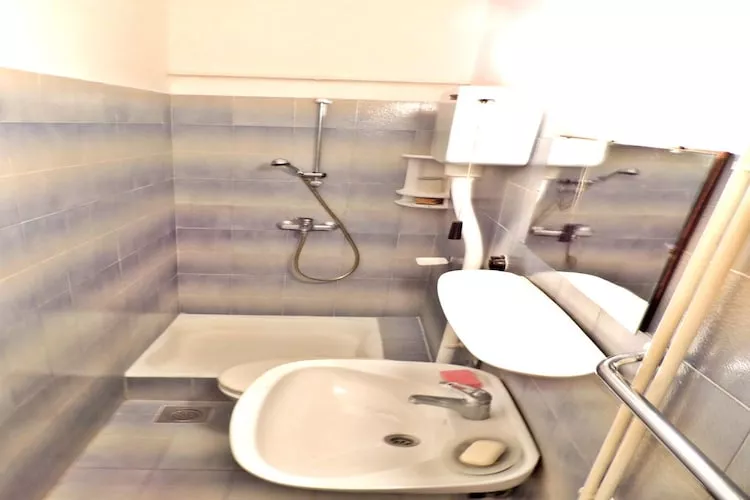 Apartments Majkovica- Twin Room with Private External Bathroom- (A)-Badkamer