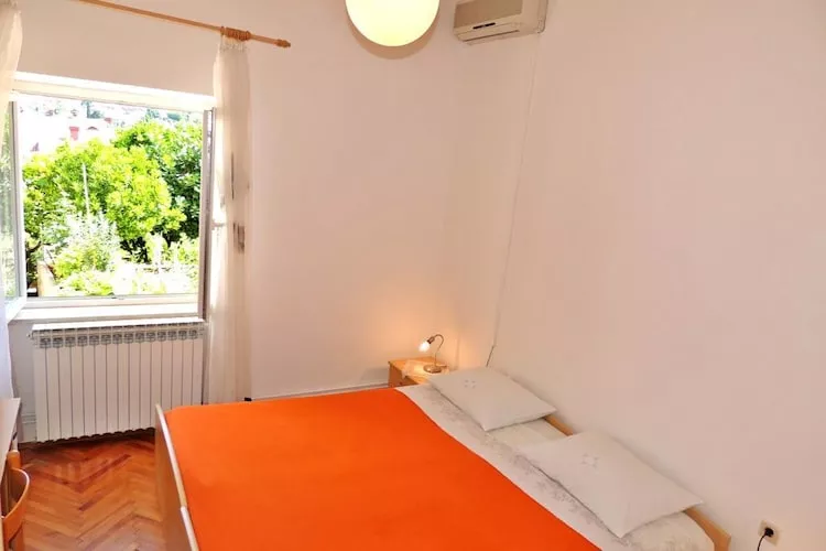 Apartments Majkovica- Double Room with Private External Bathroom-Slaapkamer