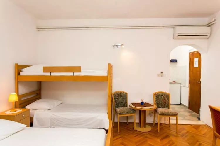 Guest House Zec - Studio with Balcony(3 adults)-Slaapkamer