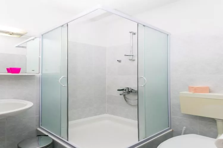 Guest House Zec -  Double or Twin Room with Balcony and Sea View-2-Badkamer