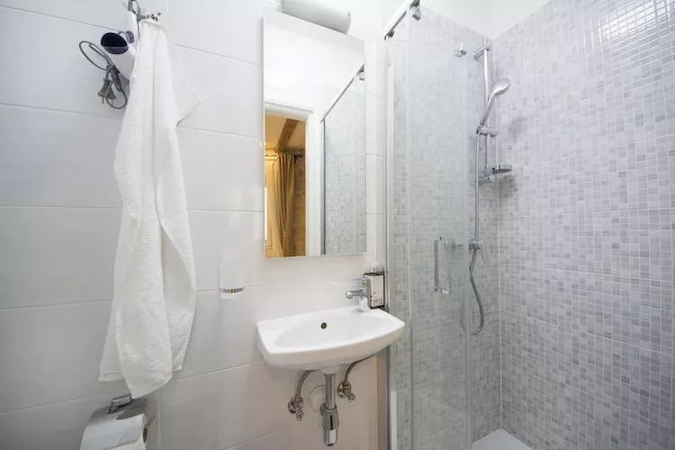 Apartments Stone Elegance (ST) - Double Room (Saskinja)-Badkamer