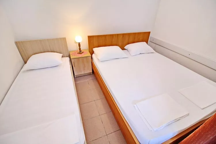 Apartments Neven - Studio Apartment with Terrace and Partial Sea View (A3)-Slaapkamer