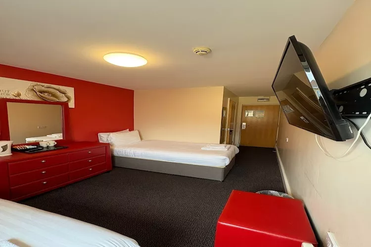 GO2 Gloucester Hotel by OYO  Twin Room-Slaapkamer