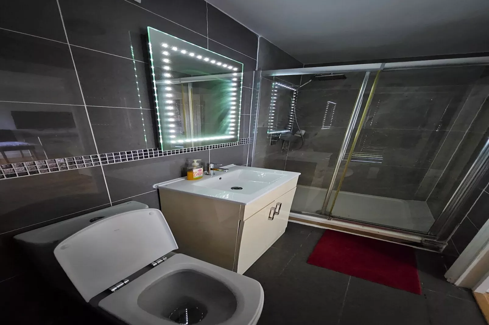 Standard Single Room - Shared_EN_WOR002-Badkamer
