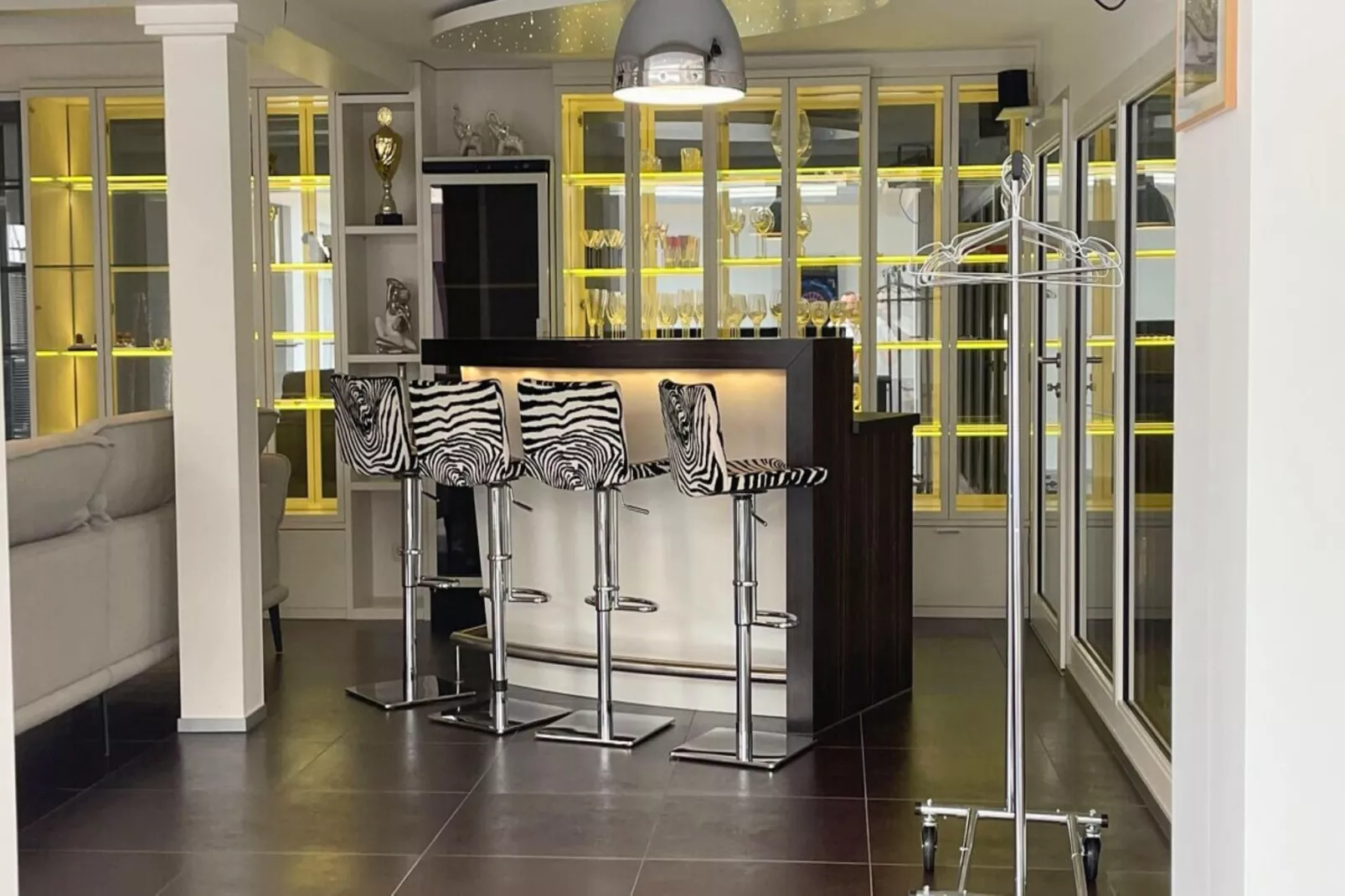Große Fewo mit Freizeitraum in Kastellaun-Woonkamer