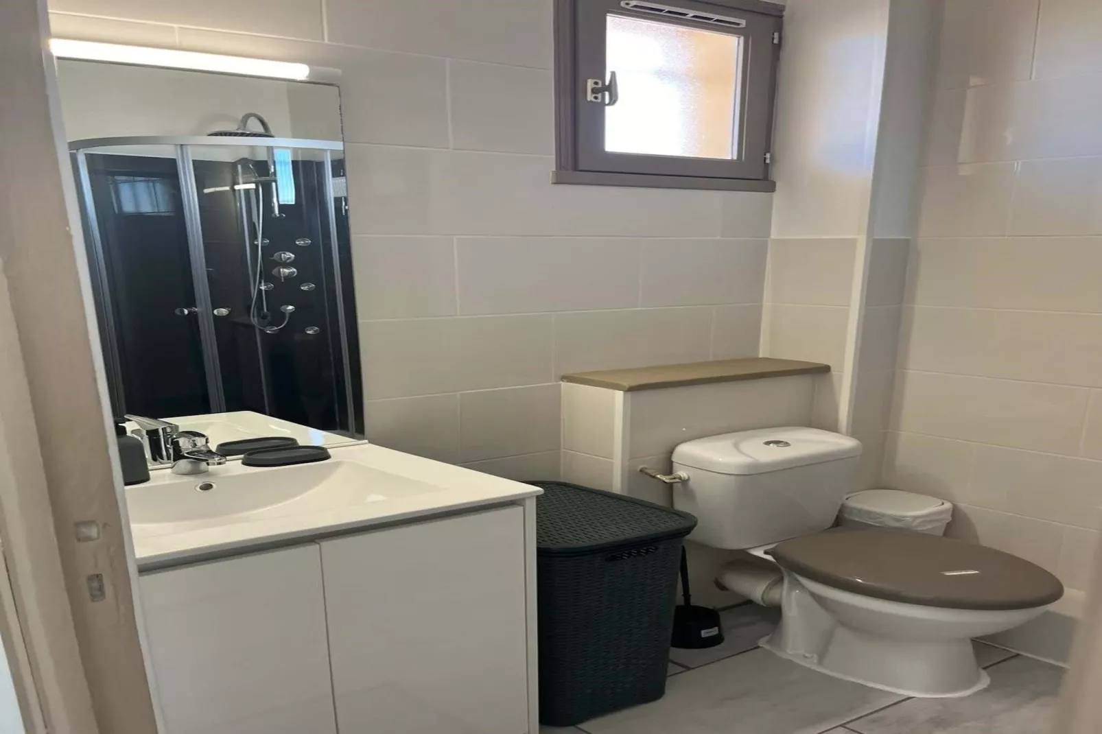 LOU 176 GIRARD-Badkamer