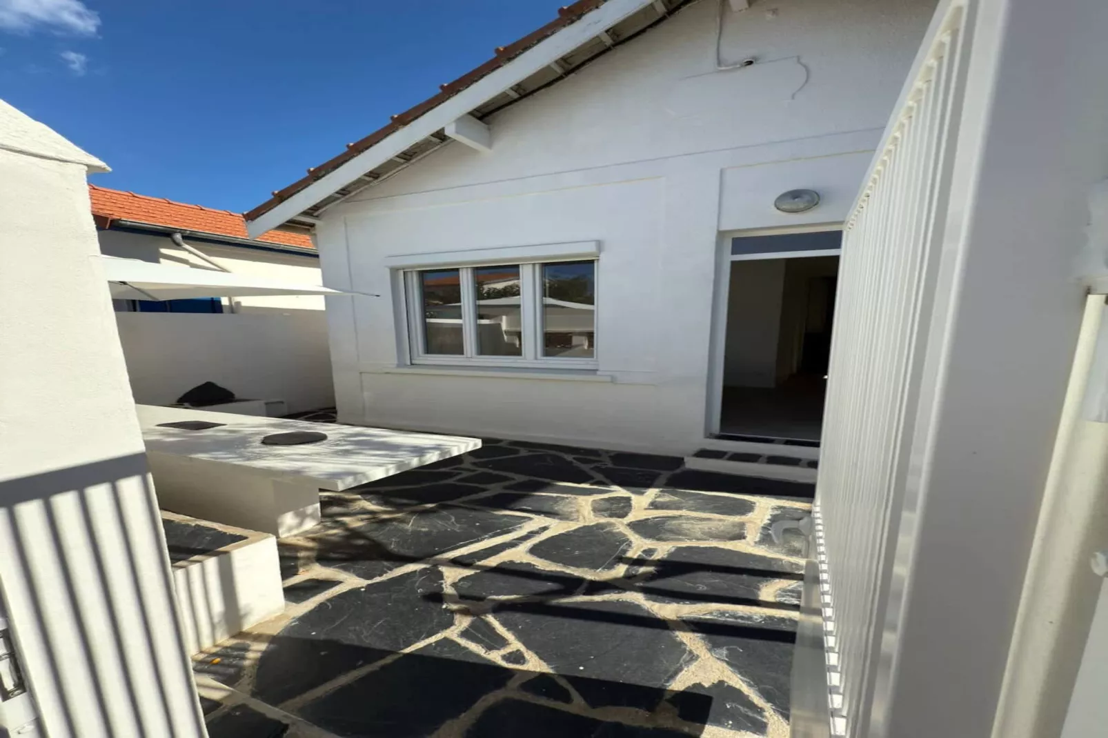 75 Maison Authentiqu-Buitenkant zomer