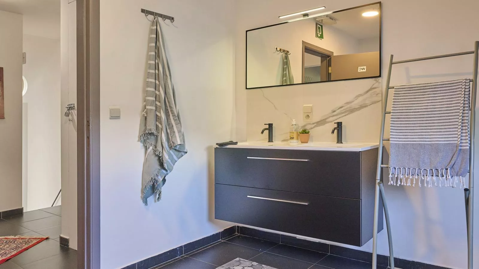 Sur les Thiers-Badkamer