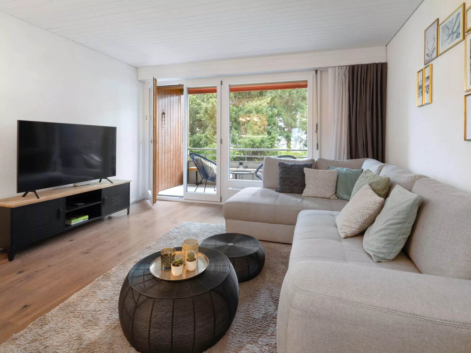 Verbena Apt 4-Binnen