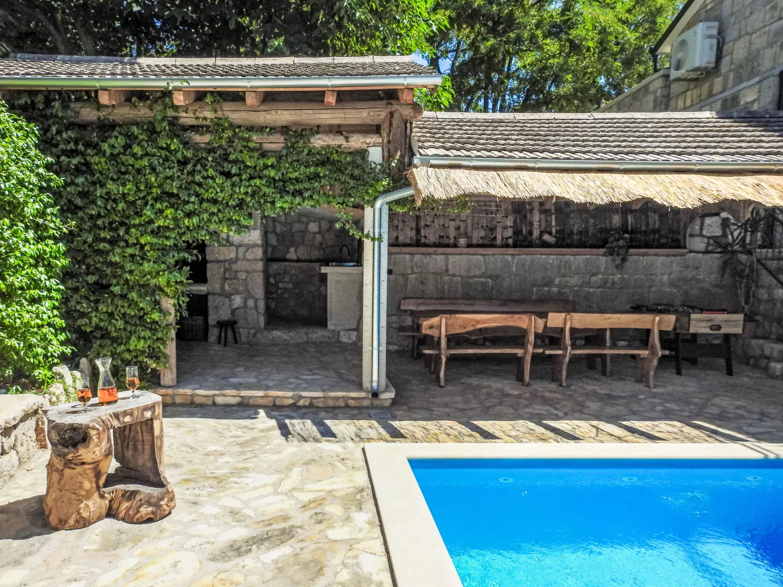 Markanovi Dvori-Buiten