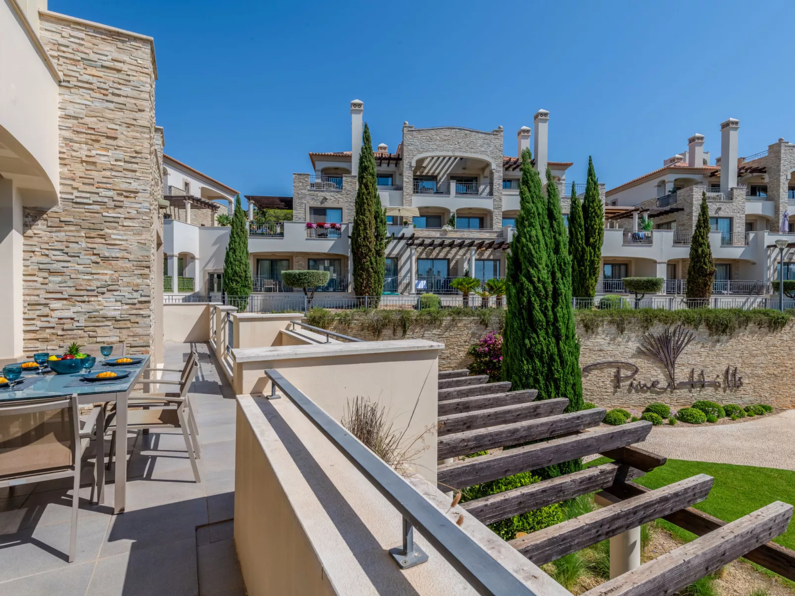 Pine Hills Reva Santuary Modern Elegance-Buiten