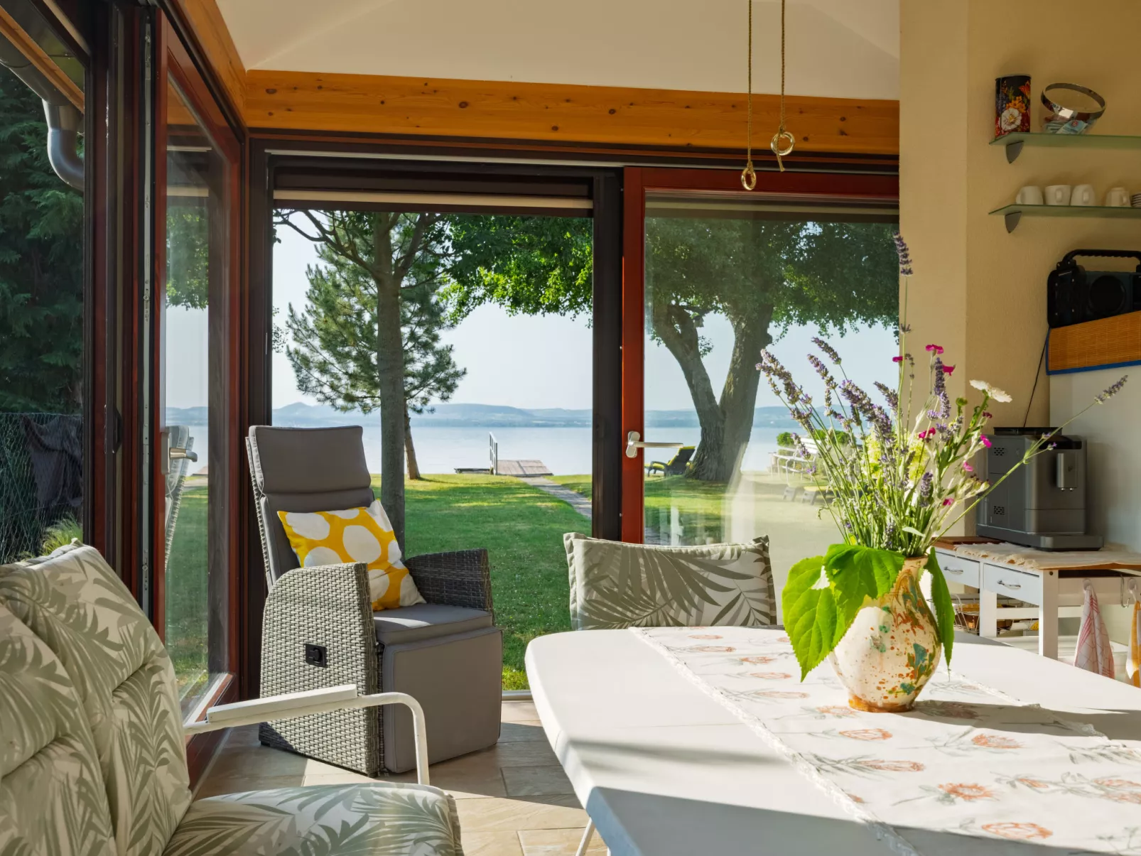 Lake House Sundown-Binnen