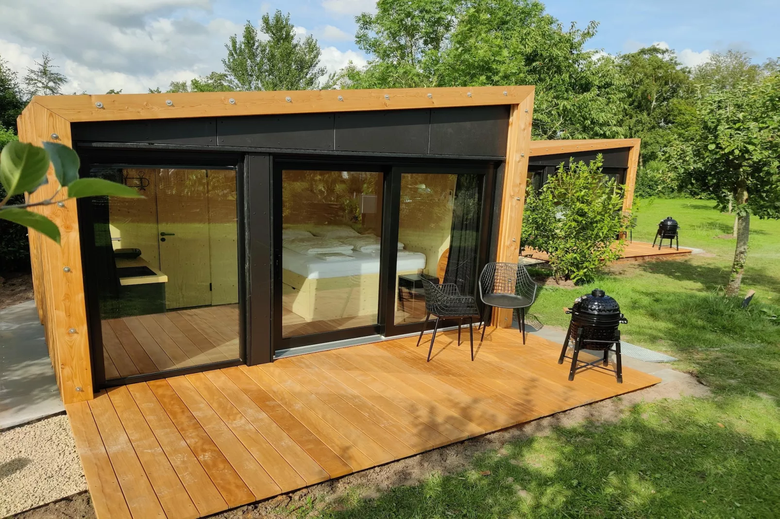 Wetland Cabin 2 persoons (op Boetiekpark de Kas, Scherpenzeel, Friesland)-Buitenkant zomer