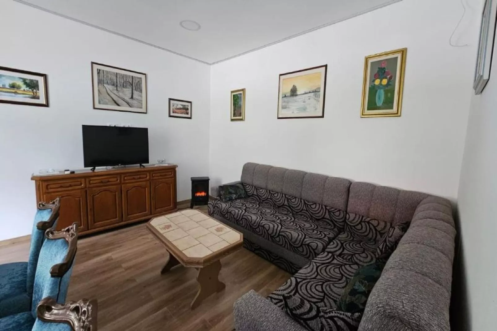 Apartment Gracac - Two Bedroom Apartment with Terrace-Woonkamer